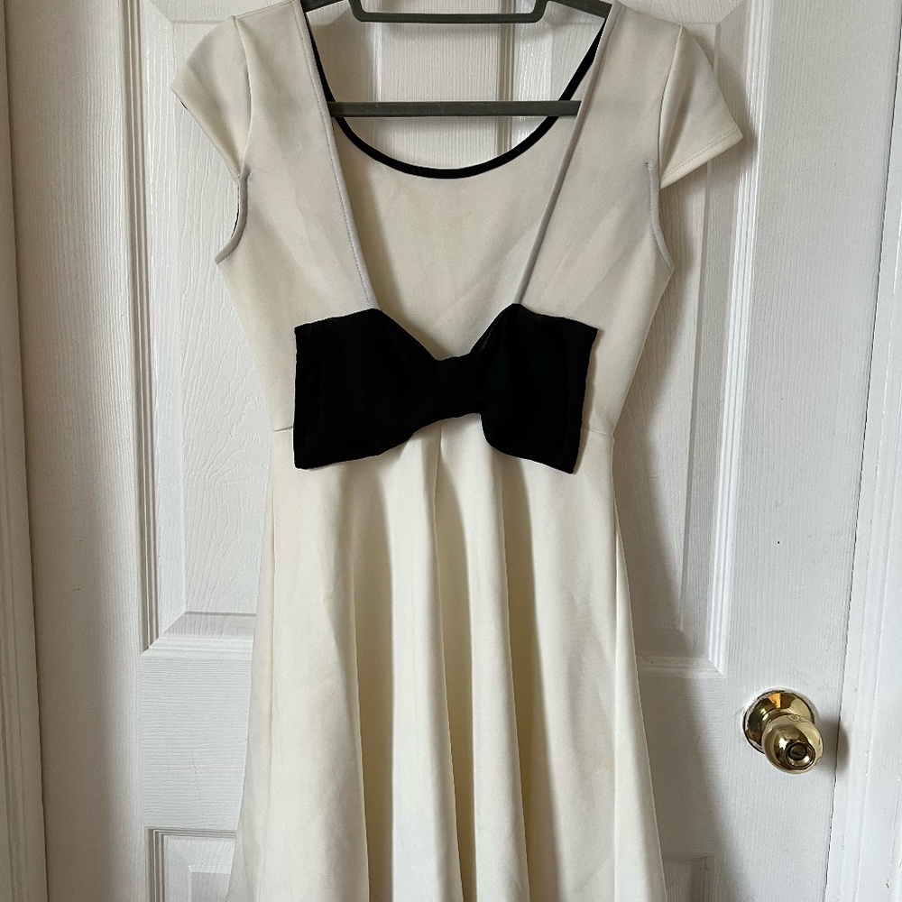 Cream/White Cocktail Dress with Black Bow in Back- Size Small